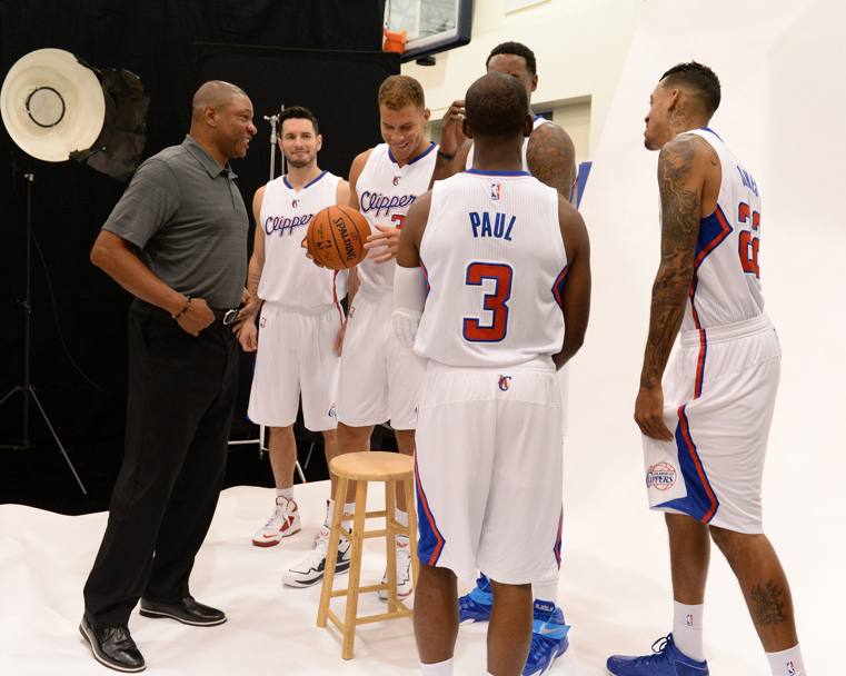 Il quintetto dei Clippers scherza con coach Doc Rivers. Reuters
